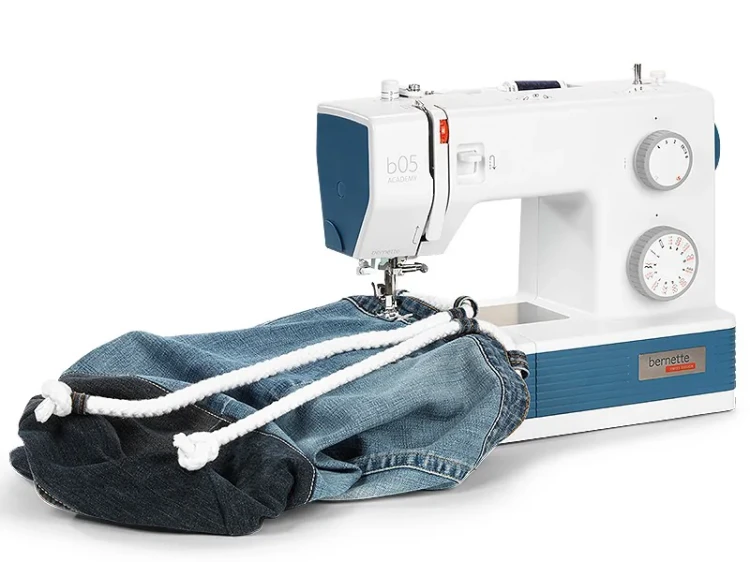 maszyna-do-szycia-do-grubych-materialow-bernette-heavy-duty.webp