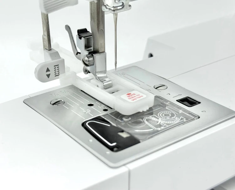 maszyna-do-szycia-komputerowa-minerva-smartdecor-dotykowy-ekran-lcd.jpg