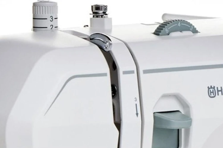 maszyna-do-szycia-husqvarna-z-wyposazeniem .jpg