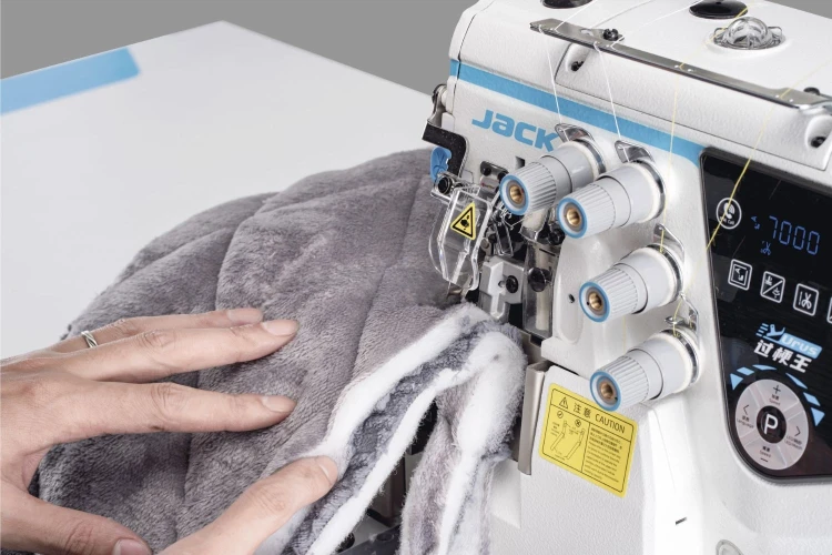 JACK-C7-sprawdzi-sie-podczas-obrzucania-grubszych-dzianin-polaru-oraz-miekkich-materialow-wielowarstwowych.webp
